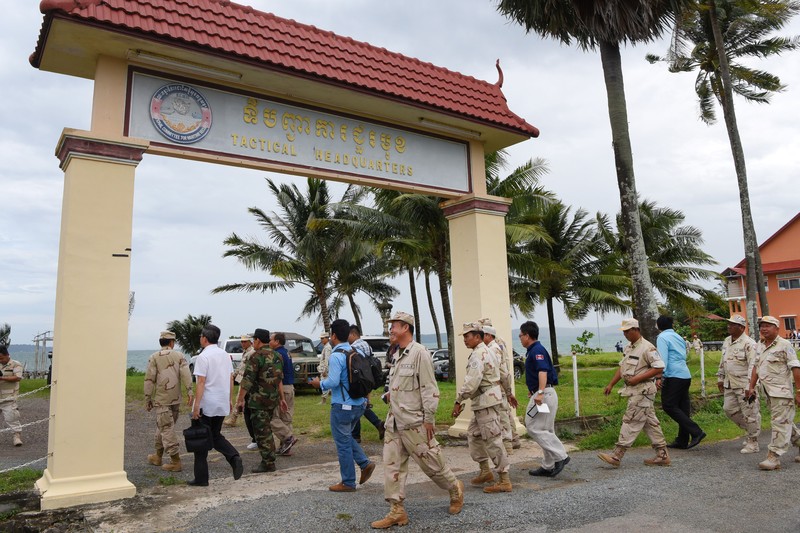 Personel angkatan laut Kamboja berjalan di sebuah dermaga di pangkalan angkatan laut Ream di provinsi Preah Sihanouk (AFP via Getty Images/TANG CHHIN SOTHY) Personel angkatan laut Kamboja berjalan di sebuah dermaga di pangkalan angkatan laut Ream di provinsi Preah Sihanouk (AFP via Getty Images/TANG CHHIN SOTHY)