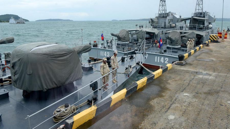 Personel angkatan laut Kamboja berjalan di sebuah dermaga di pangkalan angkatan laut Ream di provinsi Preah Sihanouk (AFP via Getty Images/TANG CHHIN SOTHY)