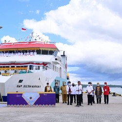 Jokowi Resmikan 3 Pelabuhan 'Jembatan Laut' di Timur RI