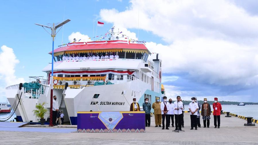 Presiden Joko Widodo meresmikan tiga pelabuhan penyeberangan dan satu kapal motor penumpang (KMP) di Dermaga Rakyat Wanci, Kabupaten Wakatobi, Provinsi Sulawesi Tenggara, pada Kamis, 9 Juni 2022.