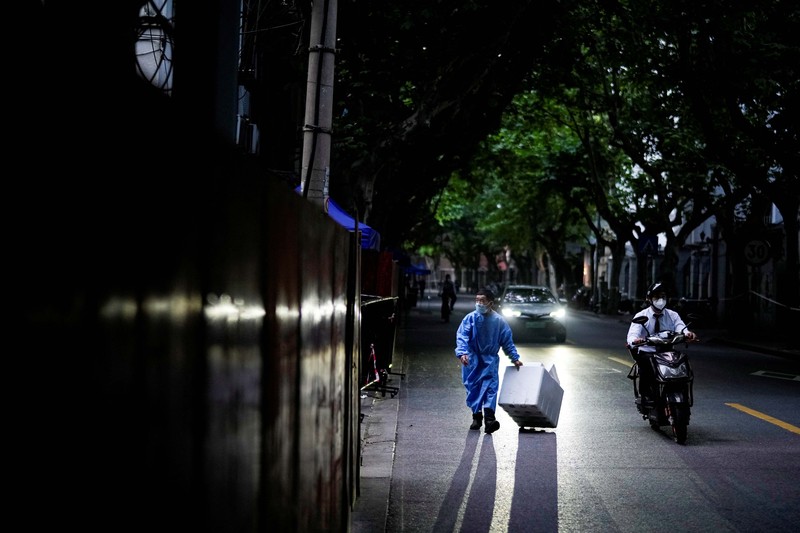 Warga mengenakan masker pelindung berbicara dengan petugas keamanan dan pekerja dengan pakaian pelindung di area berpagar di mana pembatasan untuk mengekang penyakit virus corona (COVID-19) diberlakukan, di Shanghai, Cina 6 Juni 2022. (REUTERS/ALY SONG) Warga mengenakan masker pelindung berbicara dengan petugas keamanan dan pekerja dengan pakaian pelindung di area berpagar di mana pembatasan untuk mengekang penyakit virus corona (COVID-19) diberlakukan, di Shanghai, Cina 6 Juni 2022. (REUTERS/ALY SONG)