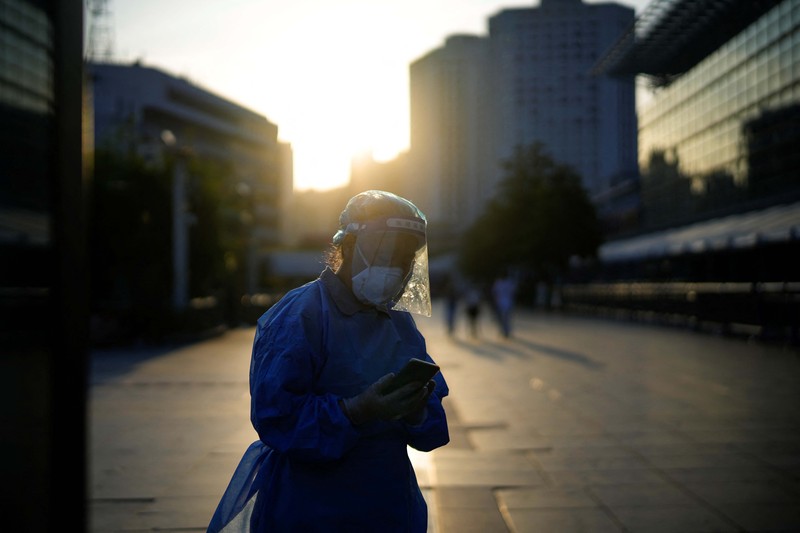 Warga mengenakan masker pelindung berbicara dengan petugas keamanan dan pekerja dengan pakaian pelindung di area berpagar di mana pembatasan untuk mengekang penyakit virus corona (COVID-19) diberlakukan, di Shanghai, Cina 6 Juni 2022. (REUTERS/ALY SONG) Warga mengenakan masker pelindung berbicara dengan petugas keamanan dan pekerja dengan pakaian pelindung di area berpagar di mana pembatasan untuk mengekang penyakit virus corona (COVID-19) diberlakukan, di Shanghai, Cina 6 Juni 2022. (REUTERS/ALY SONG)