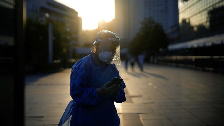 Seorang wanita dengan pakaian pelindung berjalan di dekat Stasiun Kereta Shanghai, setelah penguncian yang dilakukan untuk mengekang wabah penyakit virus corona (COVID-19). (REUTERS/ALY SONG) Seorang wanita dengan pakaian pelindung berjalan di dekat Stasiun Kereta Shanghai, setelah penguncian yang dilakukan untuk mengekang wabah penyakit virus corona (COVID-19). (REUTERS/ALY SONG)