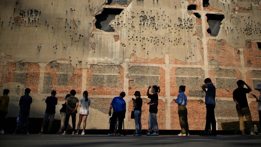 Warga mengantre untuk tes asam nukleat di luar Sihang Warehouse War Memorial Hall, setelah penguncian yang dilakukan untuk mengekang wabah penyakit coronavirus (COVID-19). (REUTERS/ALY SONG)