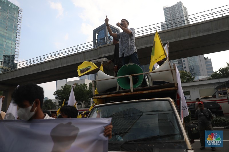 Massa yang tergabung dalam Serikat Sarjana Muslim Indonesia, Pertahanan Idiologi Serikat Islam dan Serikat Mahasiswa Muslim Indonesia menggelar aksi unjuk rasa didepan gedung Kedutaan Besar India, Jakarta Selatan, Jumat (10/6/2022). (CNBC Indonesia/Muhammad Sabki)