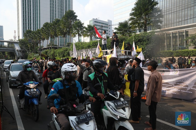 Massa yang tergabung dalam Serikat Sarjana Muslim Indonesia, Pertahanan Idiologi Serikat Islam dan Serikat Mahasiswa Muslim Indonesia menggelar aksi unjuk rasa didepan gedung Kedutaan Besar India, Jakarta Selatan, Jumat (10/6/2022). (CNBC Indonesia/Muhammad Sabki) Massa yang tergabung dalam Serikat Sarjana Muslim Indonesia, Pertahanan Idiologi Serikat Islam dan Serikat Mahasiswa Muslim Indonesia menggelar aksi unjuk rasa didepan gedung Kedutaan Besar India, Jakarta Selatan, Jumat (10/6/2022). (CNBC Indonesia/Muhammad Sabki)