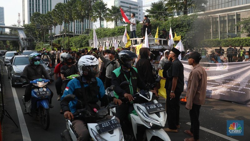 Massa yang tergabung dalam Serikat Sarjana Muslim Indonesia, Pertahanan Idiologi Serikat Islam dan Serikat Mahasiswa Muslim Indonesia menggelar aksi unjuk rasa didepan gedung Kedutaan Besar India, Jakarta Selatan, Jumat (10/6/2022). (CNBC Indonesia/Muhammad Sabki)