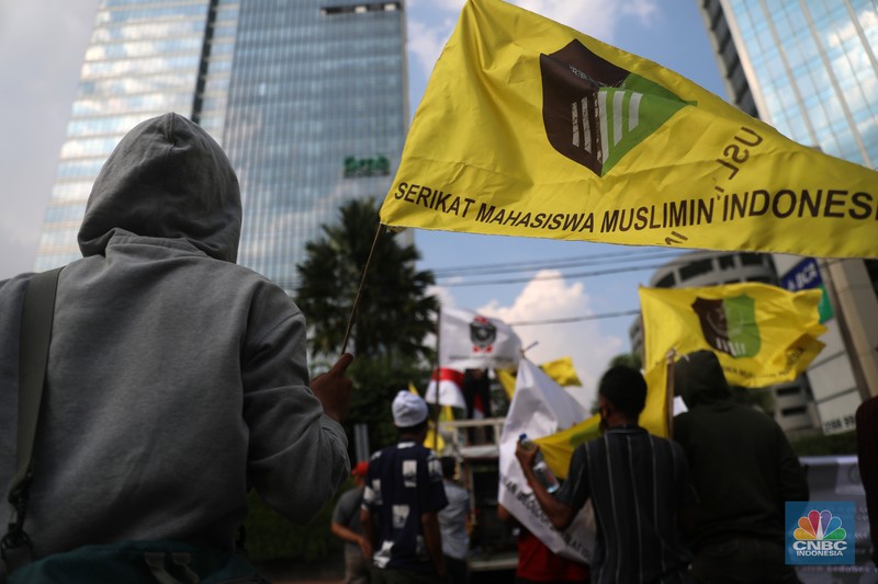 Massa yang tergabung dalam Serikat Sarjana Muslim Indonesia, Pertahanan Idiologi Serikat Islam dan Serikat Mahasiswa Muslim Indonesia menggelar aksi unjuk rasa didepan gedung Kedutaan Besar India, Jakarta Selatan, Jumat (10/6/2022). (CNBC Indonesia/Muhammad Sabki)