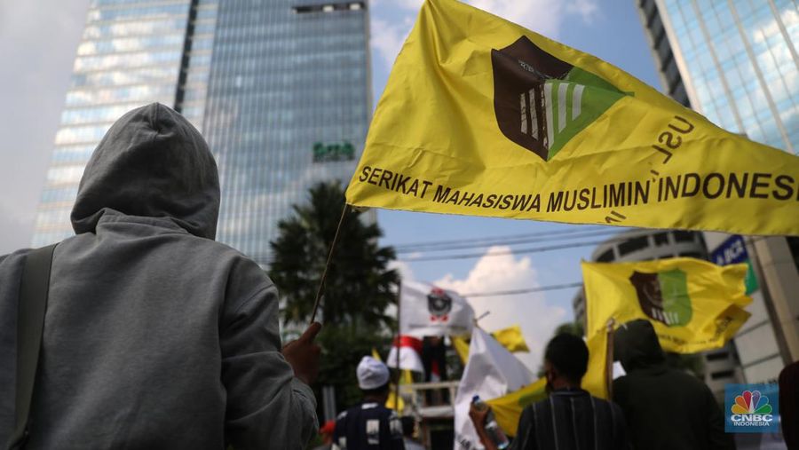 Massa yang tergabung dalam Serikat Sarjana Muslim Indonesia, Pertahanan Idiologi Serikat Islam dan Serikat Mahasiswa Muslim Indonesia menggelar aksi unjuk rasa didepan gedung Kedutaan Besar India, Jakarta Selatan, Jumat (10/6/2022). (CNBC Indonesia/Muhammad Sabki)