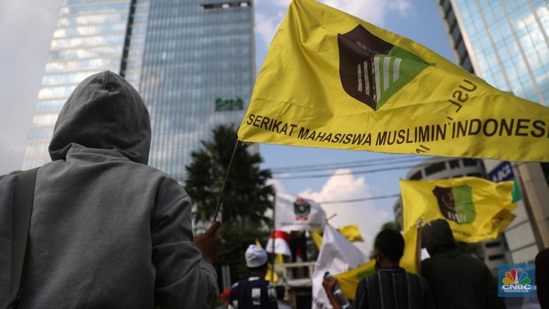 Massa yang tergabung dalam Serikat Sarjana Muslim Indonesia, Pertahanan Idiologi Serikat Islam dan Serikat Mahasiswa Muslim Indonesia menggelar aksi unjuk rasa didepan gedung Kedutaan Besar India, Jakarta Selatan, Jumat (10/6/2022). (CNBC Indonesia/Muhammad Sabki)