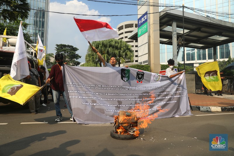 Massa yang tergabung dalam Serikat Sarjana Muslim Indonesia, Pertahanan Idiologi Serikat Islam dan Serikat Mahasiswa Muslim Indonesia menggelar aksi unjuk rasa didepan gedung Kedutaan Besar India, Jakarta Selatan, Jumat (10/6/2022). (CNBC Indonesia/Muhammad Sabki)