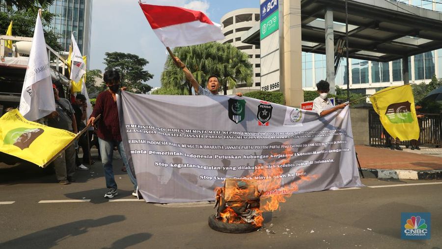 Massa yang tergabung dalam Serikat Sarjana Muslim Indonesia, Pertahanan Idiologi Serikat Islam dan Serikat Mahasiswa Muslim Indonesia menggelar aksi unjuk rasa didepan gedung Kedutaan Besar India, Jakarta Selatan, Jumat (10/6/2022). (CNBC Indonesia/Muhammad Sabki)