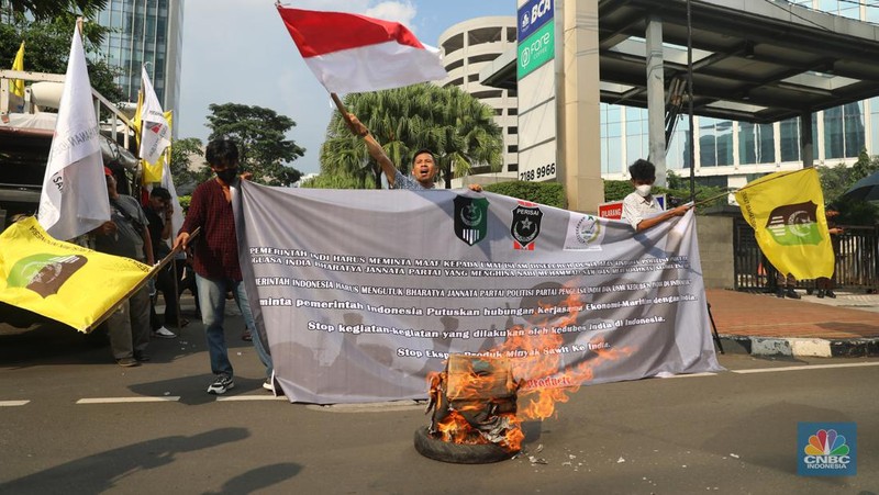 Massa yang tergabung dalam Serikat Sarjana Muslim Indonesia, Pertahanan Idiologi Serikat Islam dan Serikat Mahasiswa Muslim Indonesia menggelar aksi unjuk rasa didepan gedung Kedutaan Besar India, Jakarta Selatan, Jumat (10/6/2022). (CNBC Indonesia/Muhammad Sabki)