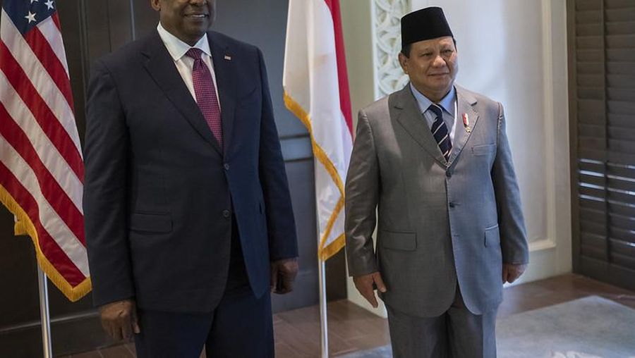Menteri Pertahanan (Menhan) Prabowo Subianto bertemu dengan Menhan Amerika Serikat (AS) Lloyd James Austin III di Singapura.