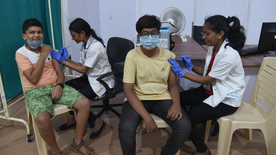 Penerima menerima dosis di atas usia 60 yang mendapatkan Vaksin Dosis Booster di Pusat Vaksinasi Jumbo Covid 19 di Malad, pada 8 Juni 2022 di Mumbai, India. (Hindustan Times via Getty Images/Hindustan Times)
