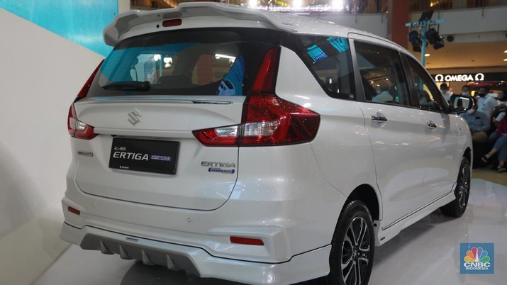 Pengunjung melihat Suzuki Ertiga Hybrid saat peluncurannya di Mall Kelapa Gading 3, Jakarta, Jumat (10/6/2022). (CNBC Indonesia/Andrean Kristianto)
