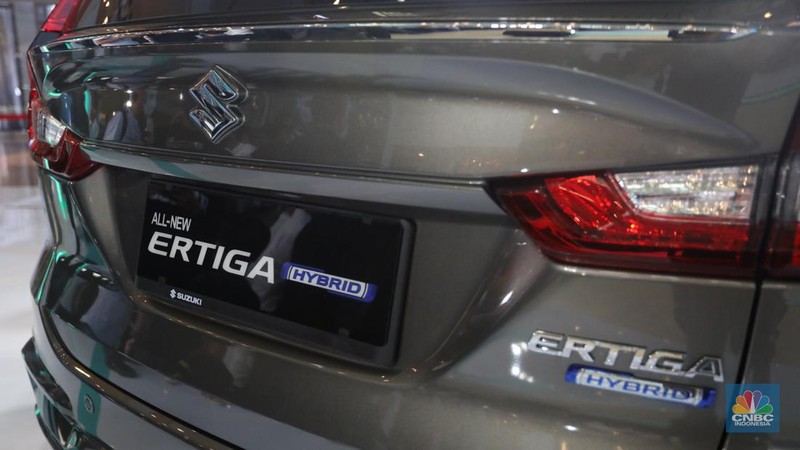 Pengunjung melihat Suzuki Ertiga Hybrid saat peluncurannya di Mall Kelapa Gading 3, Jakarta, Jumat (10/6/2022). (CNBC Indonesia/Andrean Kristianto)
