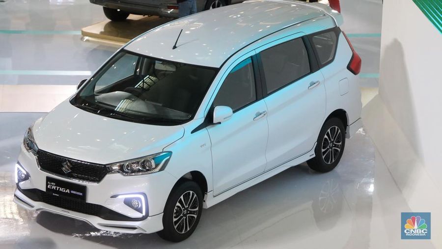 Pengunjung melihat Suzuki Ertiga Hybrid saat peluncurannya di Mall Kelapa Gading 3, Jakarta, Jumat (10/6/2022). (CNBC Indonesia/Andrean Kristianto)