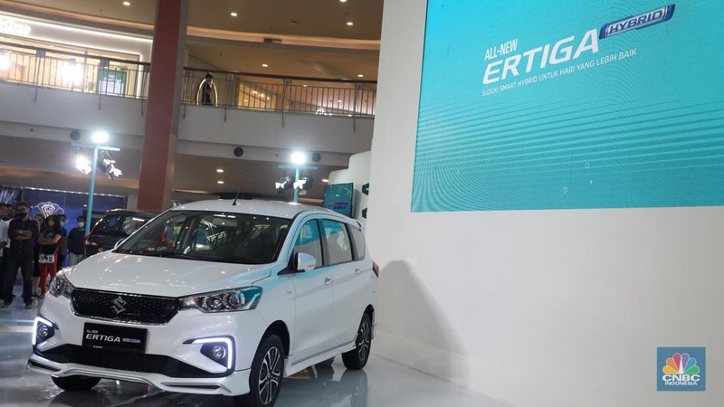 Pengunjung melihat Suzuki Ertiga Hybrid saat peluncurannya di Mall Kelapa Gading 3, Jakarta, Jumat (10/6/2022). (CNBC Indonesia/Andrean Kristianto)