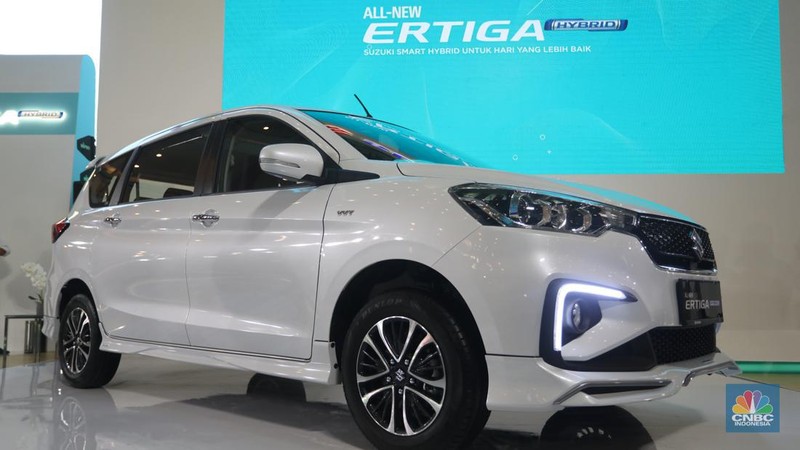 Pengunjung melihat Suzuki Ertiga Hybrid saat peluncurannya di Mall Kelapa Gading 3, Jakarta, Jumat (10/6/2022). (CNBC Indonesia/Andrean Kristianto)