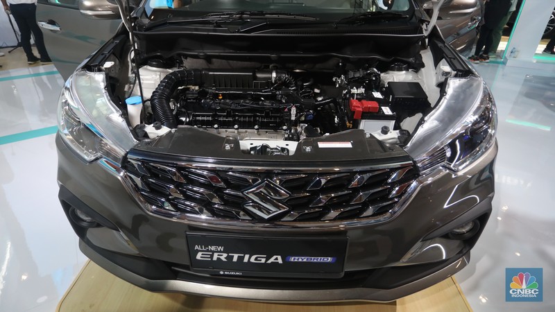 Pengunjung melihat Suzuki Ertiga Hybrid saat peluncurannya di Mall Kelapa Gading 3, Jakarta, Jumat (10/6/2022). (CNBC Indonesia/Andrean Kristianto)
