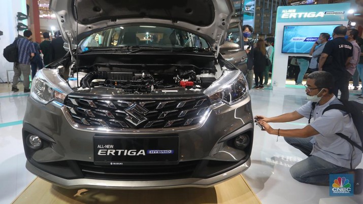 Pengunjung melihat Suzuki Ertiga Hybrid saat peluncurannya di Mall Kelapa Gading 3, Jakarta, Jumat (10/6/2022). (CNBC Indonesia/Andrean Kristianto)
