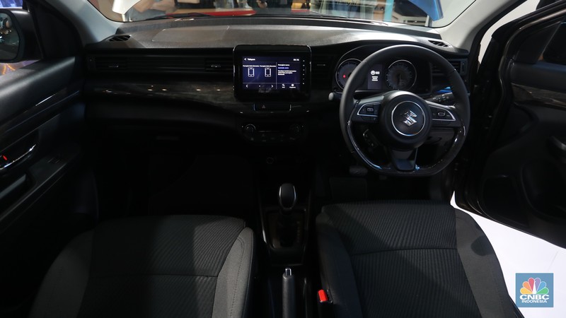 Pengunjung melihat Suzuki Ertiga Hybrid saat peluncurannya di Mall Kelapa Gading 3, Jakarta, Jumat (10/6/2022). (CNBC Indonesia/Andrean Kristianto) Pengunjung melihat Suzuki Ertiga Hybrid saat peluncurannya di Mall Kelapa Gading 3, Jakarta, Jumat (10/6/2022). (CNBC Indonesia/Andrean Kristianto)