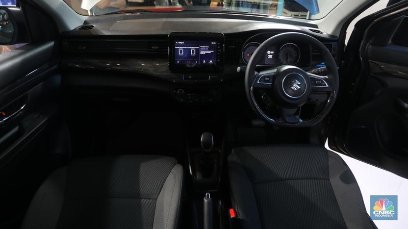 Pengunjung melihat Suzuki Ertiga Hybrid saat peluncurannya di Mall Kelapa Gading 3, Jakarta, Jumat (10/6/2022). (CNBC Indonesia/Andrean Kristianto)