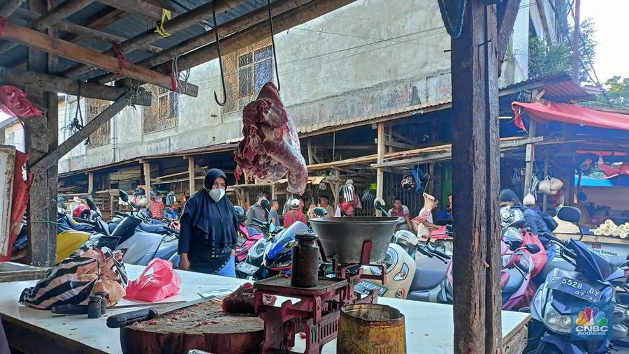 Penjualan daging sapi di pasaran tengah lesu akibat Penyakit Mulut dan Kuku (PMK) di Pasar Anyar Bogor, Jumat (10/6/22). (CNBC Indonesia/Ferry Sandi)