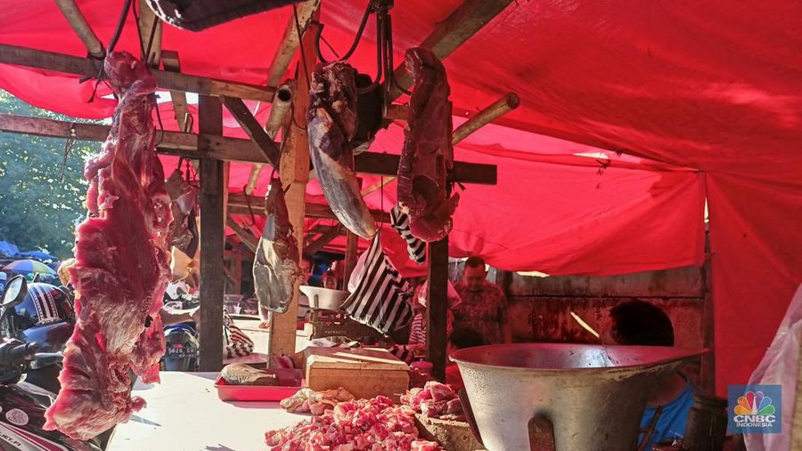 Penjualan daging sapi di pasaran tengah lesu akibat Penyakit Mulut dan Kuku (PMK) di Pasar Anyar Bogor, Jumat (10/6/22). (CNBC Indonesia/Ferry Sandi)