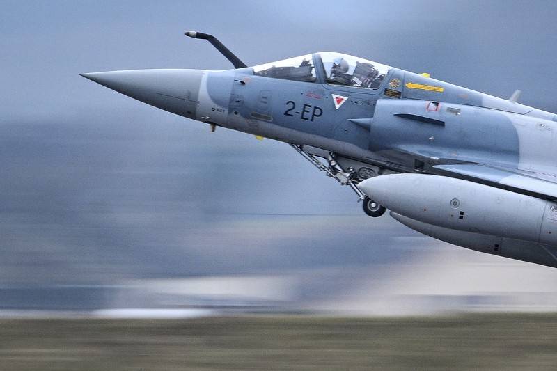 Jet tempur Mirage 2000 Angkatan Udara Emirat melakukan aksi akrobat di Dubai Air Show di Dubai, Uni Emirat Arab, Rabu, 17 November 2021. Jet tempur Mirage 2000 Angkatan Udara Emirat melakukan aksi akrobat di Dubai Air Show di Dubai, Uni Emirat Arab, Rabu, 17 November 2021. (File Foto - AP Photo/Jon Gambrell)