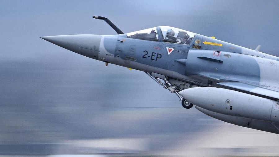 Sebuah jet tempur Mirage 2000-5F lepas landas dari pangkalan udara Luxeuil-Saint Sauveur 116, di Saint-Sauveur, Prancis timur. (AFP via Getty Images/SEBASTIEN BOZON)