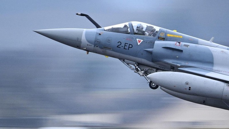 Jet tempur Mirage 2000 Angkatan Udara Emirat melakukan aksi akrobat di Dubai Air Show di Dubai, Uni Emirat Arab, Rabu, 17 November 2021. (File Foto - AP Photo/Jon Gambrell)