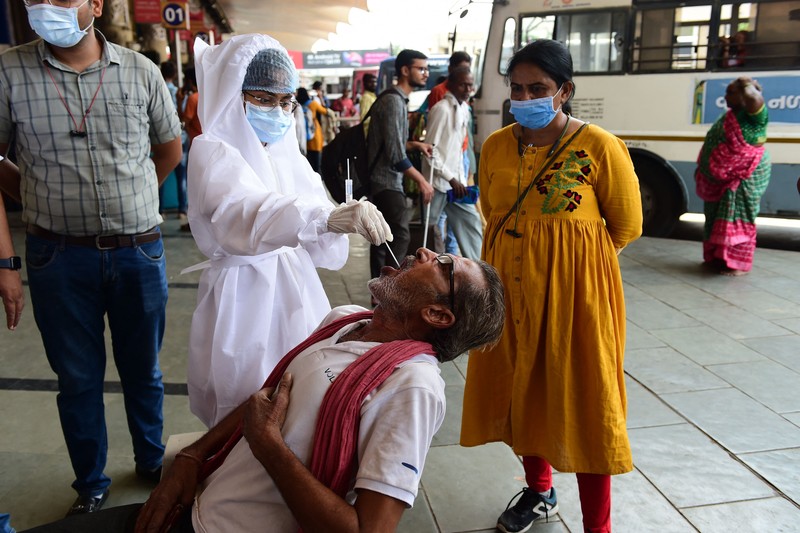 Seorang wanita berjalan melewati mural yang menggambarkan orang-orang yang mengenakan masker untuk menciptakan kesadaran tentang virus corona Covid-19 di Mumbai pada 8 Juni 2022. (AFP via Getty Images/PUNIT PARANJPE) Seorang wanita berjalan melewati mural yang menggambarkan orang-orang yang mengenakan masker untuk menciptakan kesadaran tentang virus corona Covid-19 di Mumbai pada 8 Juni 2022. (AFP via Getty Images/PUNIT PARANJPE)