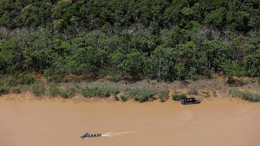 Police officers and rescue team conduct a search operation for British journalist Dom Phillips and indigenous expert Bruno Pereira, who went missing while reporting in a remote and lawless part of the Amazon rainforest near the border with Peru, in Atalaia do Norte, Amazonas state, Brazil, June 10, 2022.REUTERS/Bruno Kelly