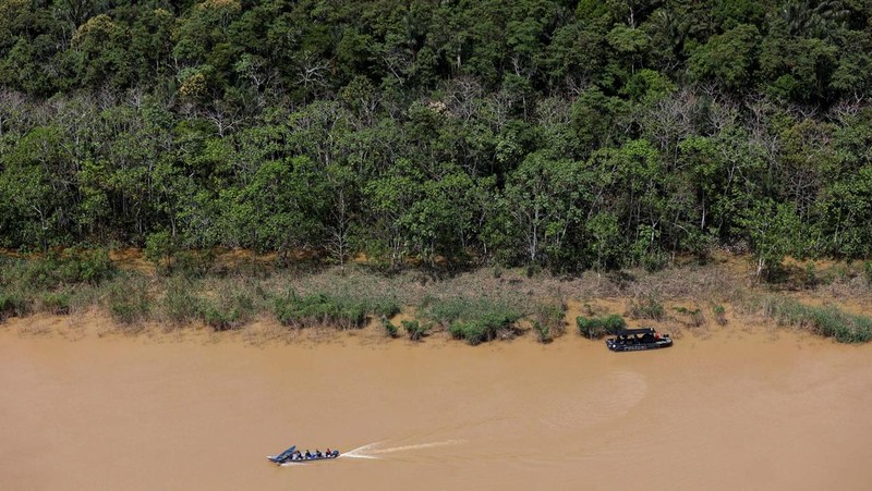 Police officers and rescue team conduct a search operation for British journalist Dom Phillips and indigenous expert Bruno Pereira, who went missing while reporting in a remote and lawless part of the Amazon rainforest near the border with Peru, in Atalaia do Norte, Amazonas state, Brazil, June 10, 2022.REUTERS/Bruno Kelly
