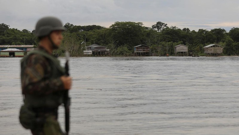 Police officers and rescue team conduct a search operation for British journalist Dom Phillips and indigenous expert Bruno Pereira, who went missing while reporting in a remote and lawless part of the Amazon rainforest near the border with Peru, in Atalaia do Norte, Amazonas state, Brazil, June 10, 2022.REUTERS/Bruno Kelly