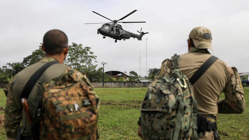 Police officers and rescue team conduct a search operation for British journalist Dom Phillips and indigenous expert Bruno Pereira, who went missing while reporting in a remote and lawless part of the Amazon rainforest near the border with Peru, in Atalaia do Norte, Amazonas state, Brazil, June 10, 2022.REUTERS/Bruno Kelly