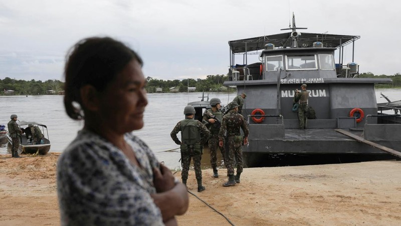 Police officers and rescue team conduct a search operation for British journalist Dom Phillips and indigenous expert Bruno Pereira, who went missing while reporting in a remote and lawless part of the Amazon rainforest near the border with Peru, in Atalaia do Norte, Amazonas state, Brazil, June 10, 2022.REUTERS/Bruno Kelly