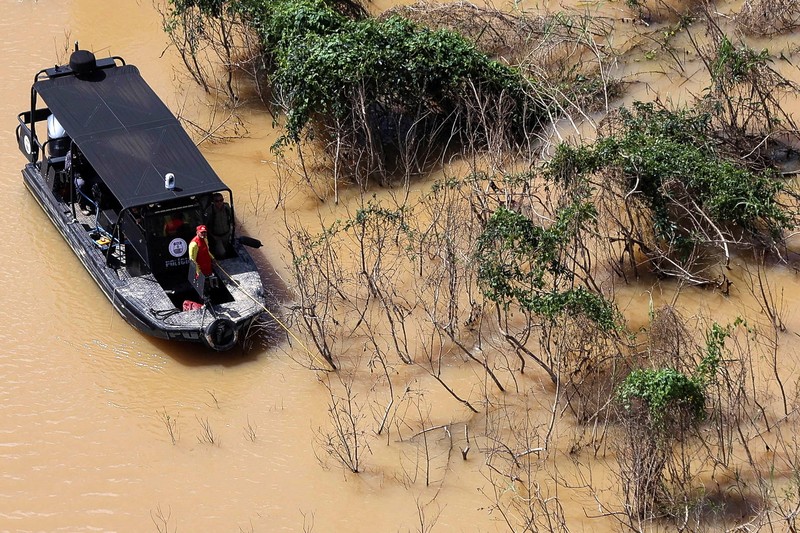 Police officers and rescue team conduct a search operation for British journalist Dom Phillips and indigenous expert Bruno Pereira, who went missing while reporting in a remote and lawless part of the Amazon rainforest near the border with Peru, in Atalaia do Norte, Amazonas state, Brazil, June 10, 2022.REUTERS/Bruno Kelly