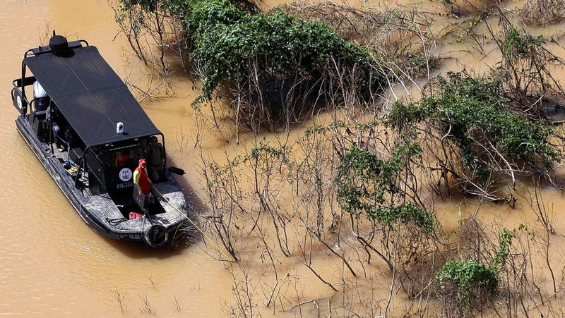 Police officers and rescue team conduct a search operation for British journalist Dom Phillips and indigenous expert Bruno Pereira, who went missing while reporting in a remote and lawless part of the Amazon rainforest near the border with Peru, in Atalaia do Norte, Amazonas state, Brazil, June 10, 2022.REUTERS/Bruno Kelly