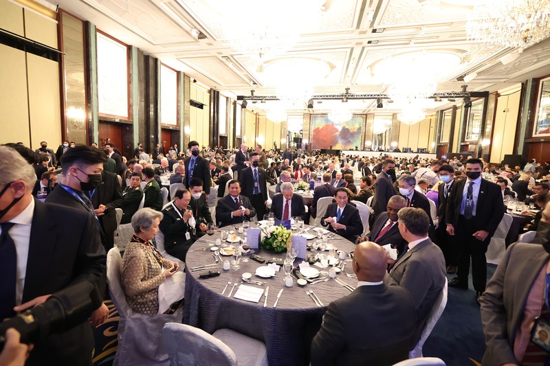 Menteri Pertahanan RI Prabowo Subianto berbincang akrab dengan beberapa pemimpin dunia di acara International Institute for Strategic Studies (IISS) Shangri-La Dialogue 2022 19th Asia Security Summit Menteri Pertahanan RI Prabowo Subianto berbincang akrab dengan beberapa pemimpin dunia di acara International Institute for Strategic Studies (IISS) Shangri-La Dialogue 2022 19th Asia Security Summit.