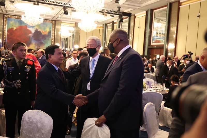 Menteri Pertahanan RI Prabowo Subianto berbincang akrab dengan beberapa pemimpin dunia di acara International Institute for Strategic Studies (IISS) Shangri-La Dialogue 2022 19th Asia Security Summit.