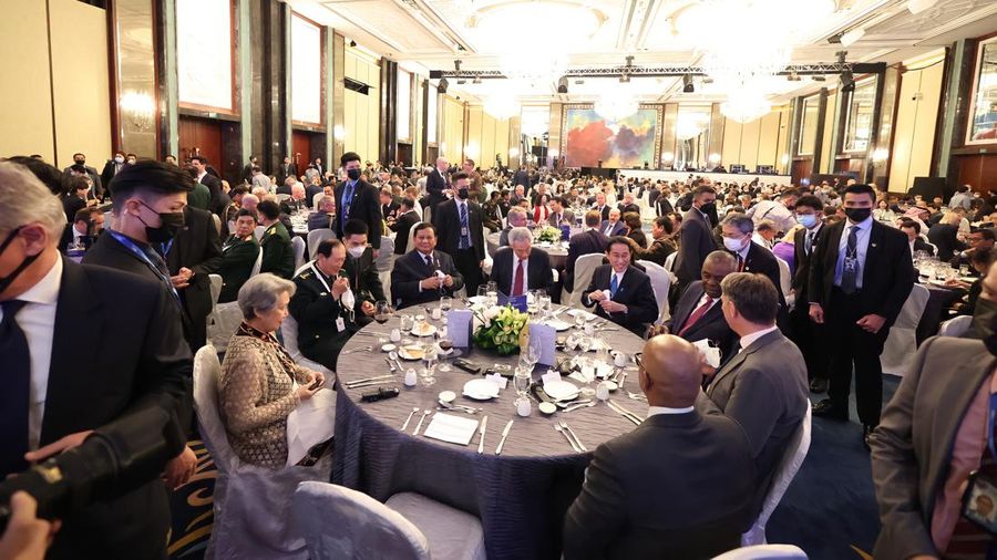 Menteri Pertahanan RI Prabowo Subianto berbincang akrab dengan beberapa pemimpin dunia di acara International Institute for Strategic Studies (IISS) Shangri-La Dialogue 2022 19th Asia Security Summit.