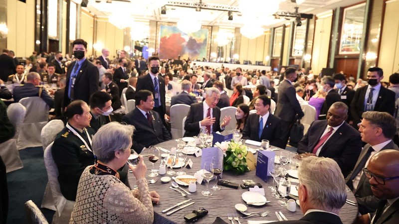 Menteri Pertahanan RI Prabowo Subianto berbincang akrab dengan beberapa pemimpin dunia di acara International Institute for Strategic Studies (IISS) Shangri-La Dialogue 2022 19th Asia Security Summit.