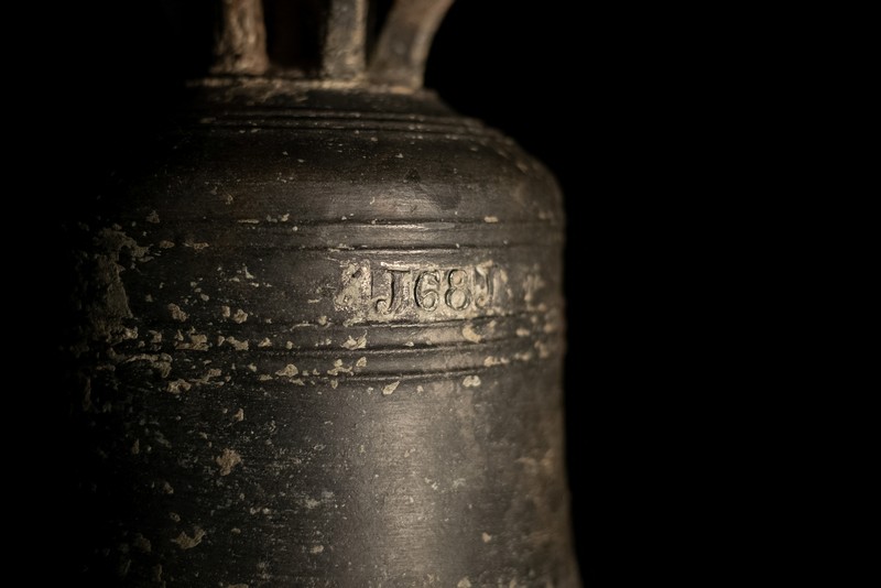 Brothers Julian Barnwell and Lincoln Barnwell measure a cannon underwater, from the shipwreck of HMS Gloucester, which sank 340 years ago while carrying King of England, James Stuart, and was discovered off the coast of Norfolk, Britain July 25, 2018. Norfolk Historic Shipwrecks/Handout via REUTERS    THIS IMAGE HAS BEEN SUPPLIED BY A THIRD PARTY. NO RESALES. NO ARCHIVES. MANDATORY CREDIT.