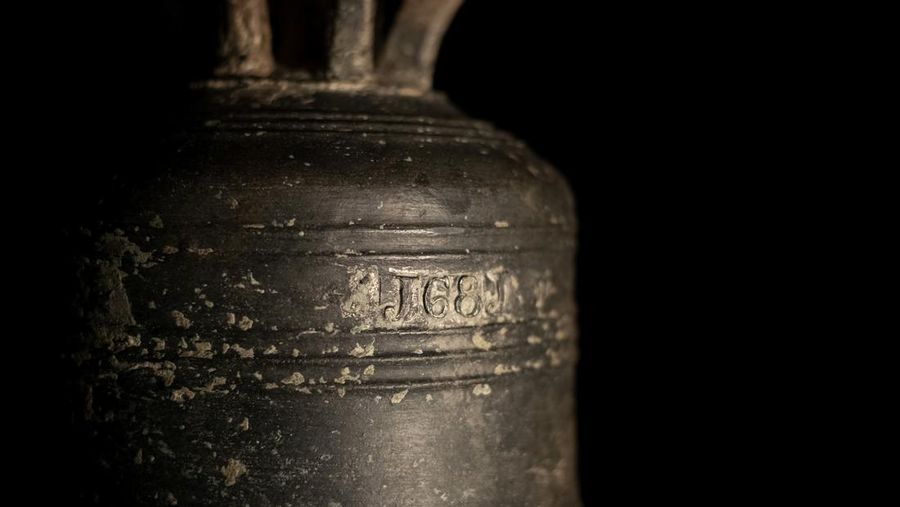 Brothers Julian Barnwell and Lincoln Barnwell measure a cannon underwater, from the shipwreck of HMS Gloucester, which sank 340 years ago while carrying King of England, James Stuart, and was discovered off the coast of Norfolk, Britain July 25, 2018. Norfolk Historic Shipwrecks/Handout via REUTERS    THIS IMAGE HAS BEEN SUPPLIED BY A THIRD PARTY. NO RESALES. NO ARCHIVES. MANDATORY CREDIT.