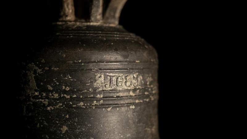 Brothers Julian Barnwell and Lincoln Barnwell measure a cannon underwater, from the shipwreck of HMS Gloucester, which sank 340 years ago while carrying King of England, James Stuart, and was discovered off the coast of Norfolk, Britain July 25, 2018. Norfolk Historic Shipwrecks/Handout via REUTERS    THIS IMAGE HAS BEEN SUPPLIED BY A THIRD PARTY. NO RESALES. NO ARCHIVES. MANDATORY CREDIT.