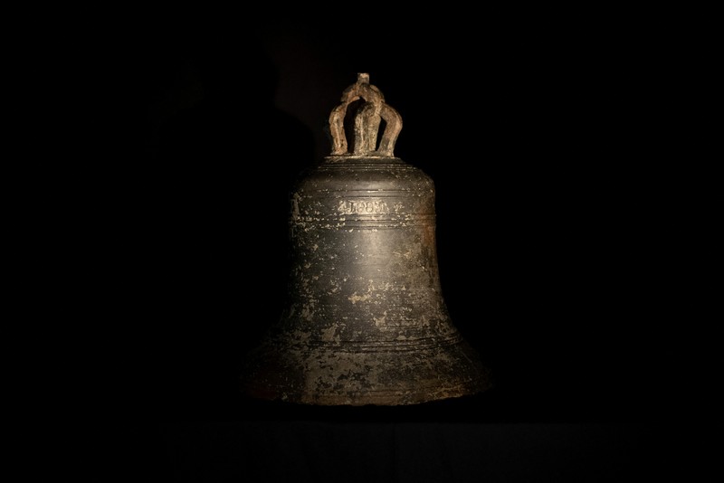 BRITAIN-SHIPWRECK/ Brothers Julian Barnwell and Lincoln Barnwell measure a cannon underwater, from the shipwreck of HMS Gloucester, which sank 340 years ago while carrying King of England, James Stuart, and was discovered off the coast of Norfolk, Britain July 25, 2018. Norfolk Historic Shipwrecks/Handout via REUTERS THIS IMAGE HAS BEEN SUPPLIED BY A THIRD PARTY. NO RESALES. NO ARCHIVES. MANDATORY CREDIT.