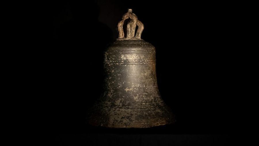 Brothers Julian Barnwell and Lincoln Barnwell measure a cannon underwater, from the shipwreck of HMS Gloucester, which sank 340 years ago while carrying King of England, James Stuart, and was discovered off the coast of Norfolk, Britain July 25, 2018. Norfolk Historic Shipwrecks/Handout via REUTERS    THIS IMAGE HAS BEEN SUPPLIED BY A THIRD PARTY. NO RESALES. NO ARCHIVES. MANDATORY CREDIT.